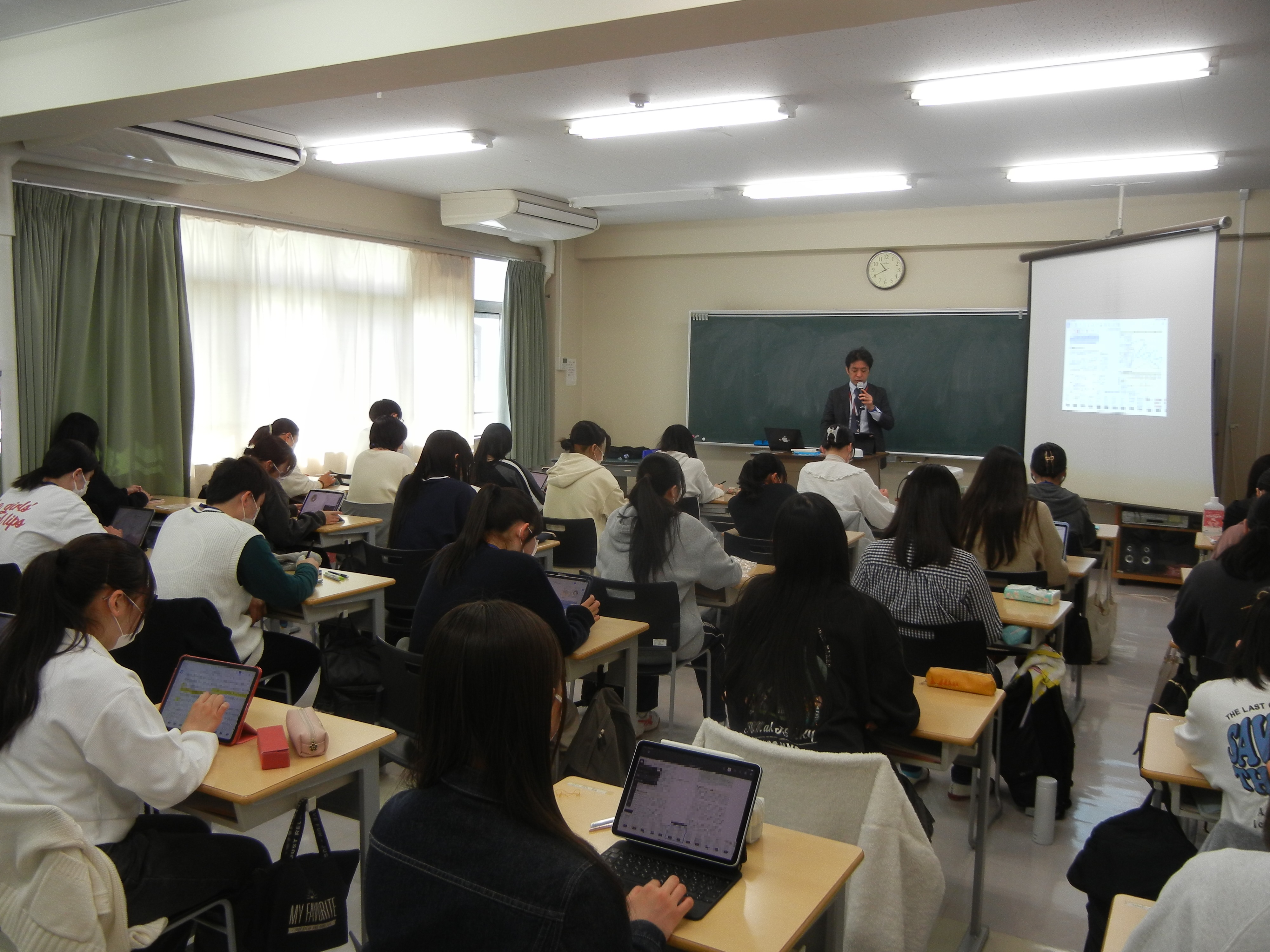 電子教科書の説明を受ける1年生の様子