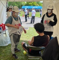 ランナーにうちわで風を送ってクールダウン