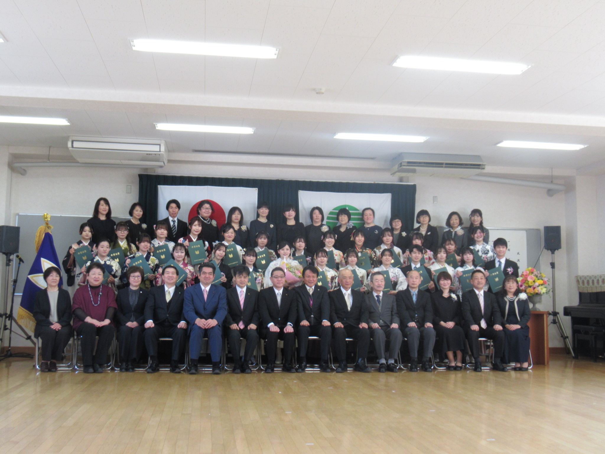 笑顔で集合写真を撮影