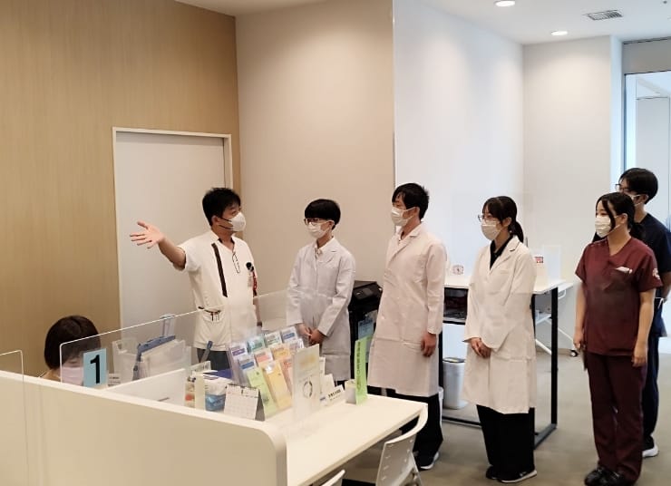患者支援センターの業務説明風景