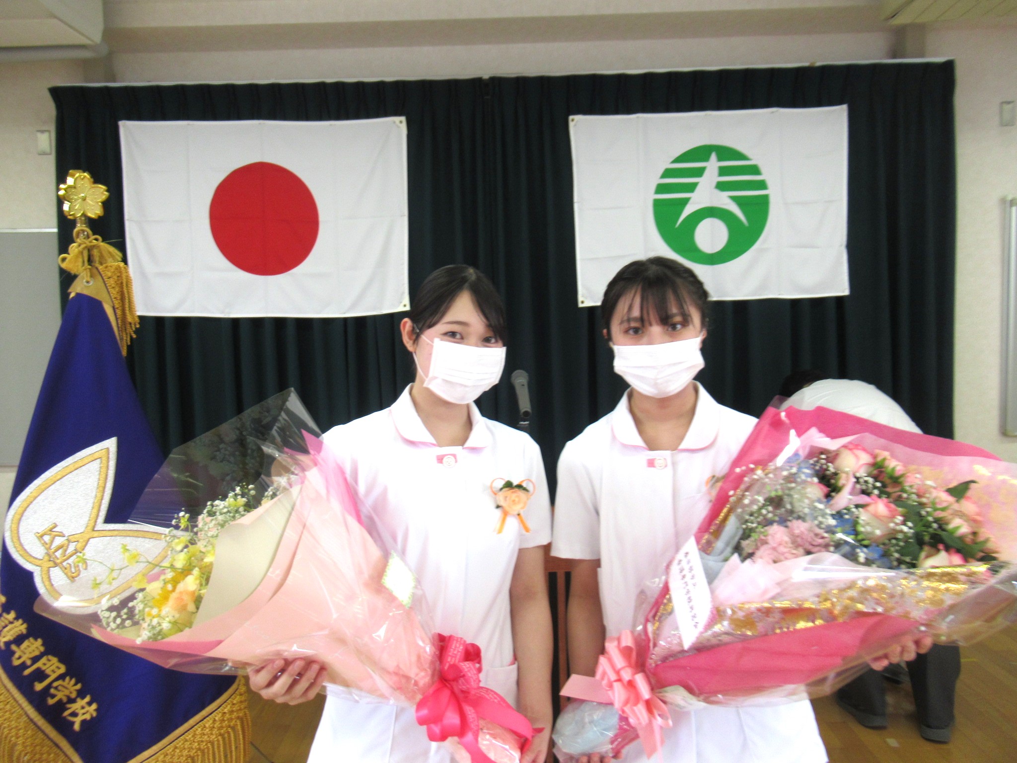 本校同窓会、市立医療センターより花束をいただきました